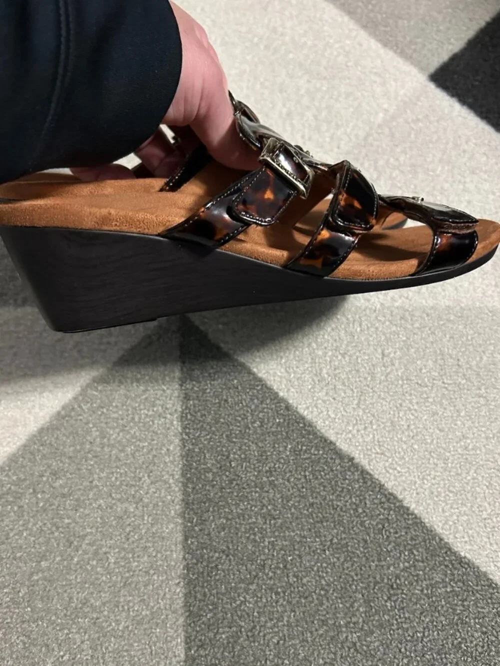 VIONIC‎ RADIA Brown Tortoise Shell Triple Strap Wedge Sandals Women's Size 7